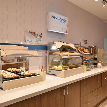 Holiday Inn Express & Suites Omaha Airport By Ihg Carter Lake Екстер'єр фото
