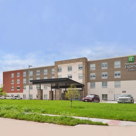 Holiday Inn Express & Suites Omaha Airport By Ihg Carter Lake Екстер'єр фото