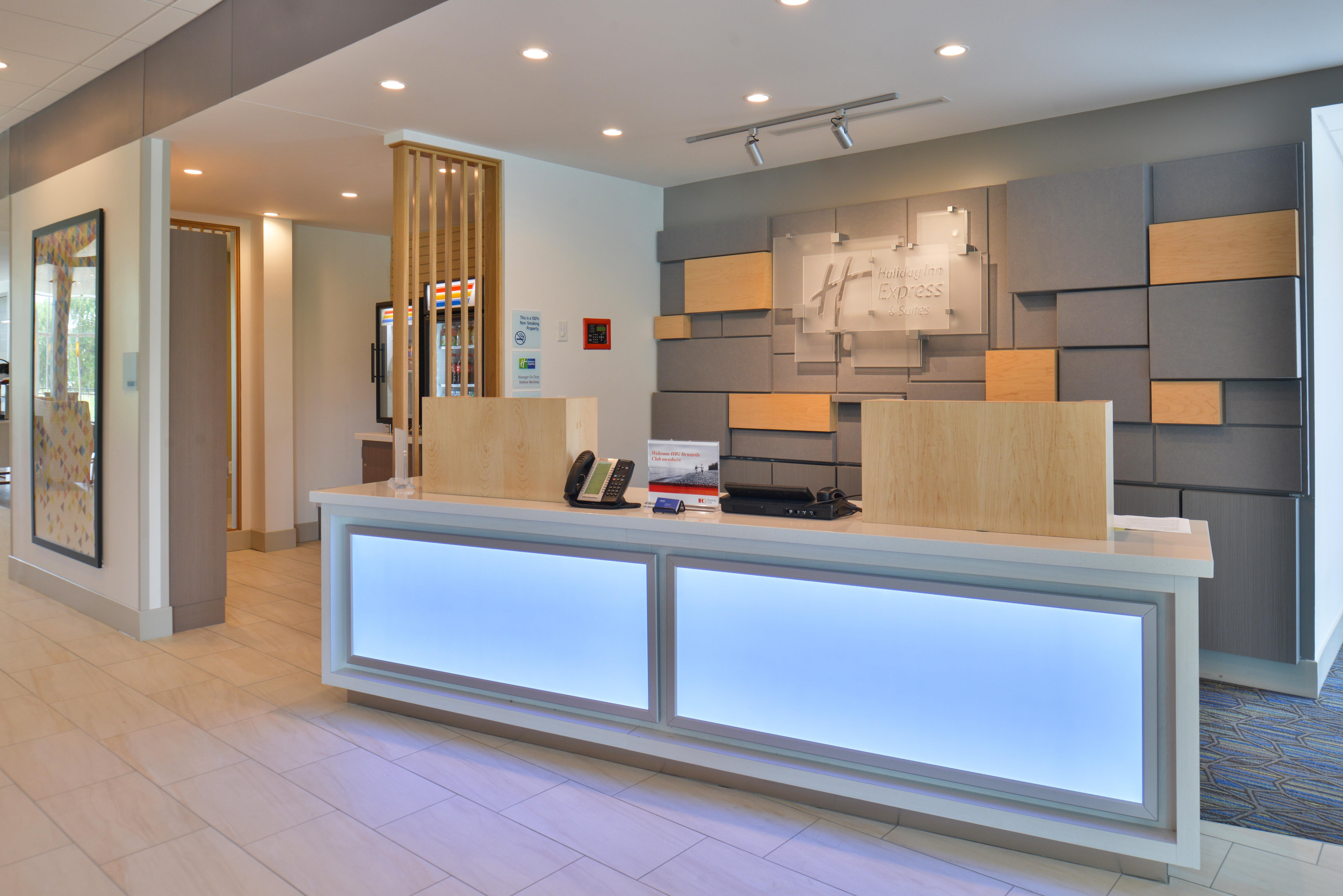Holiday Inn Express & Suites Omaha Airport By Ihg Carter Lake Екстер'єр фото