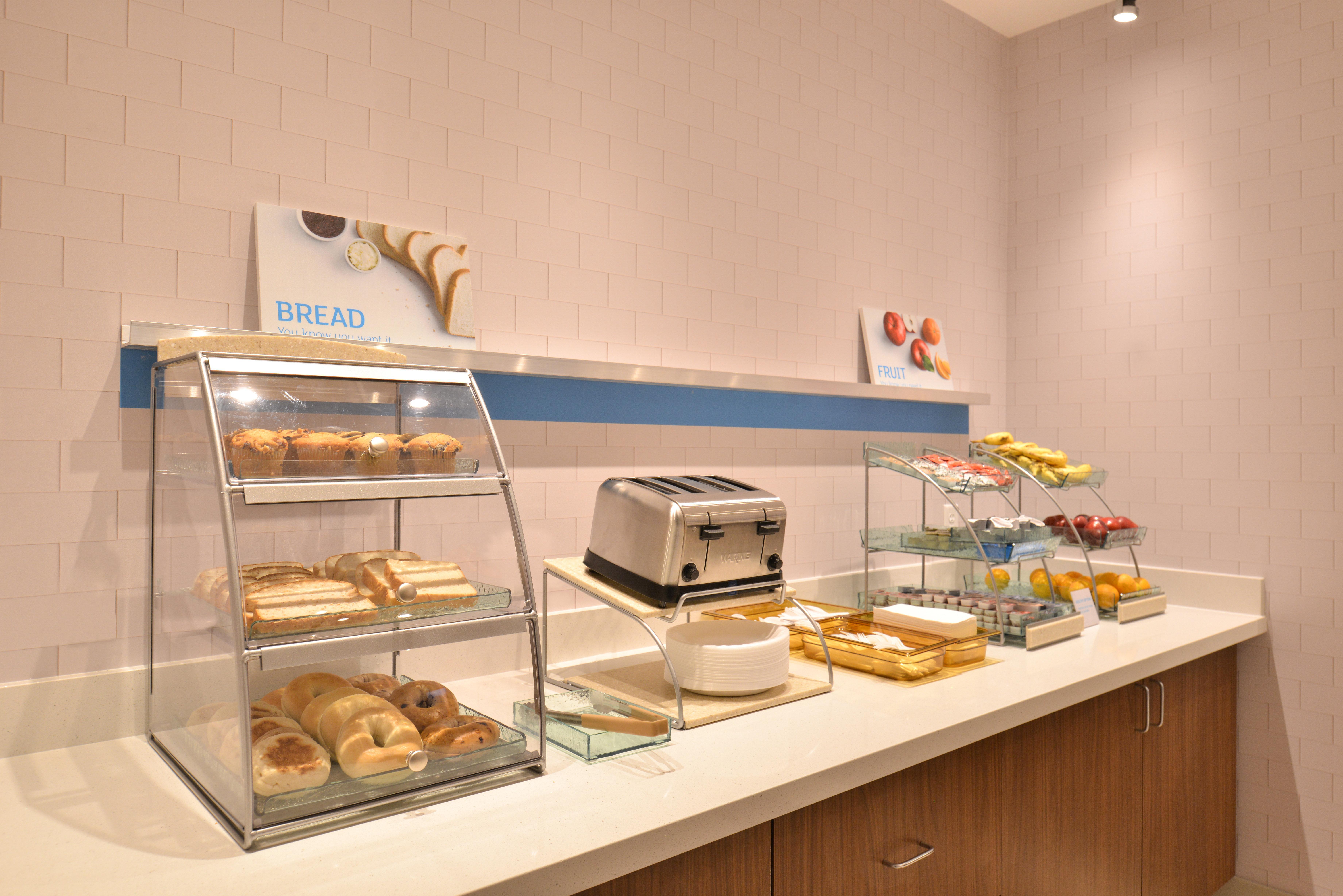 Holiday Inn Express & Suites Omaha Airport By Ihg Carter Lake Екстер'єр фото