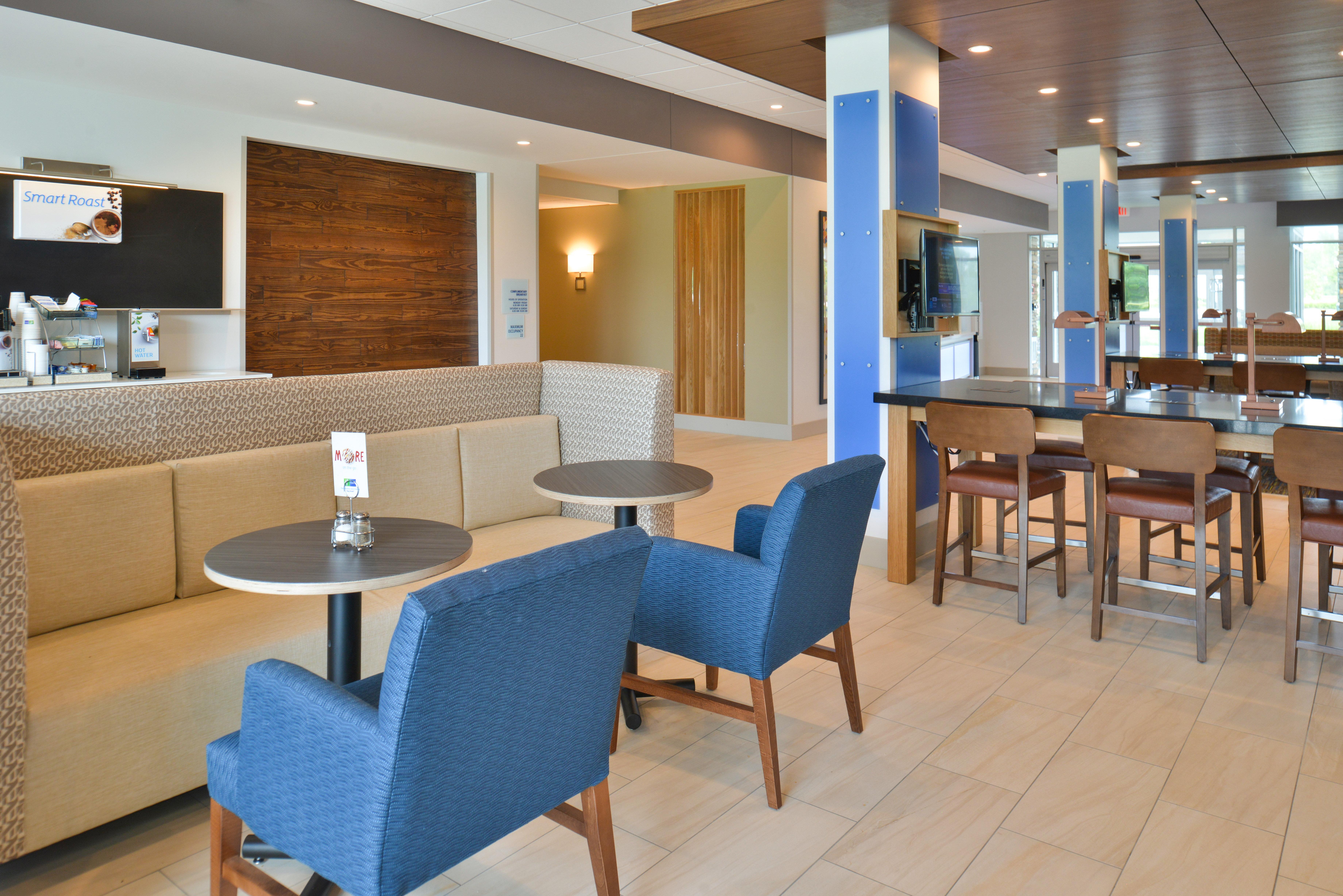 Holiday Inn Express & Suites Omaha Airport By Ihg Carter Lake Екстер'єр фото
