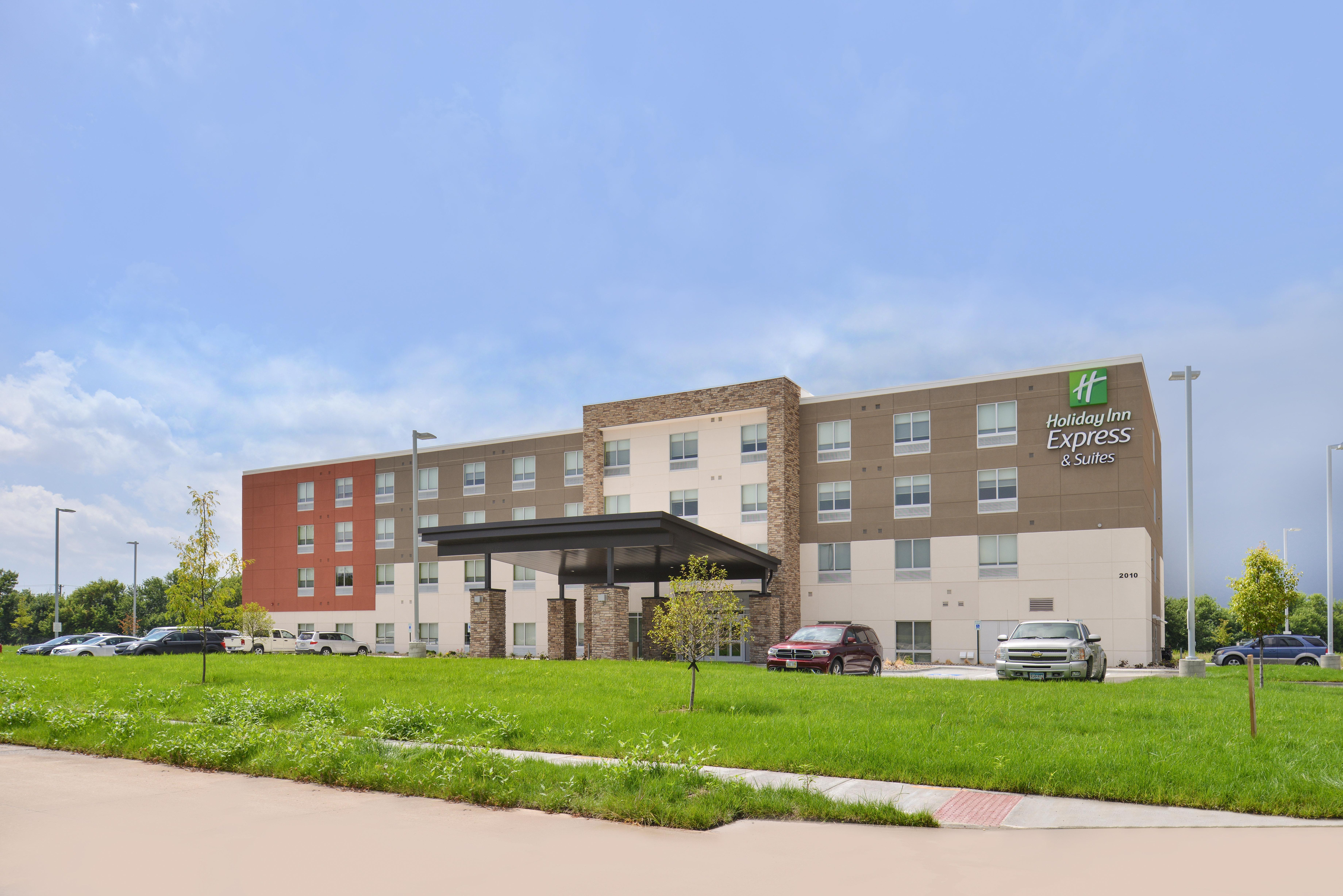 Holiday Inn Express & Suites Omaha Airport By Ihg Carter Lake Екстер'єр фото