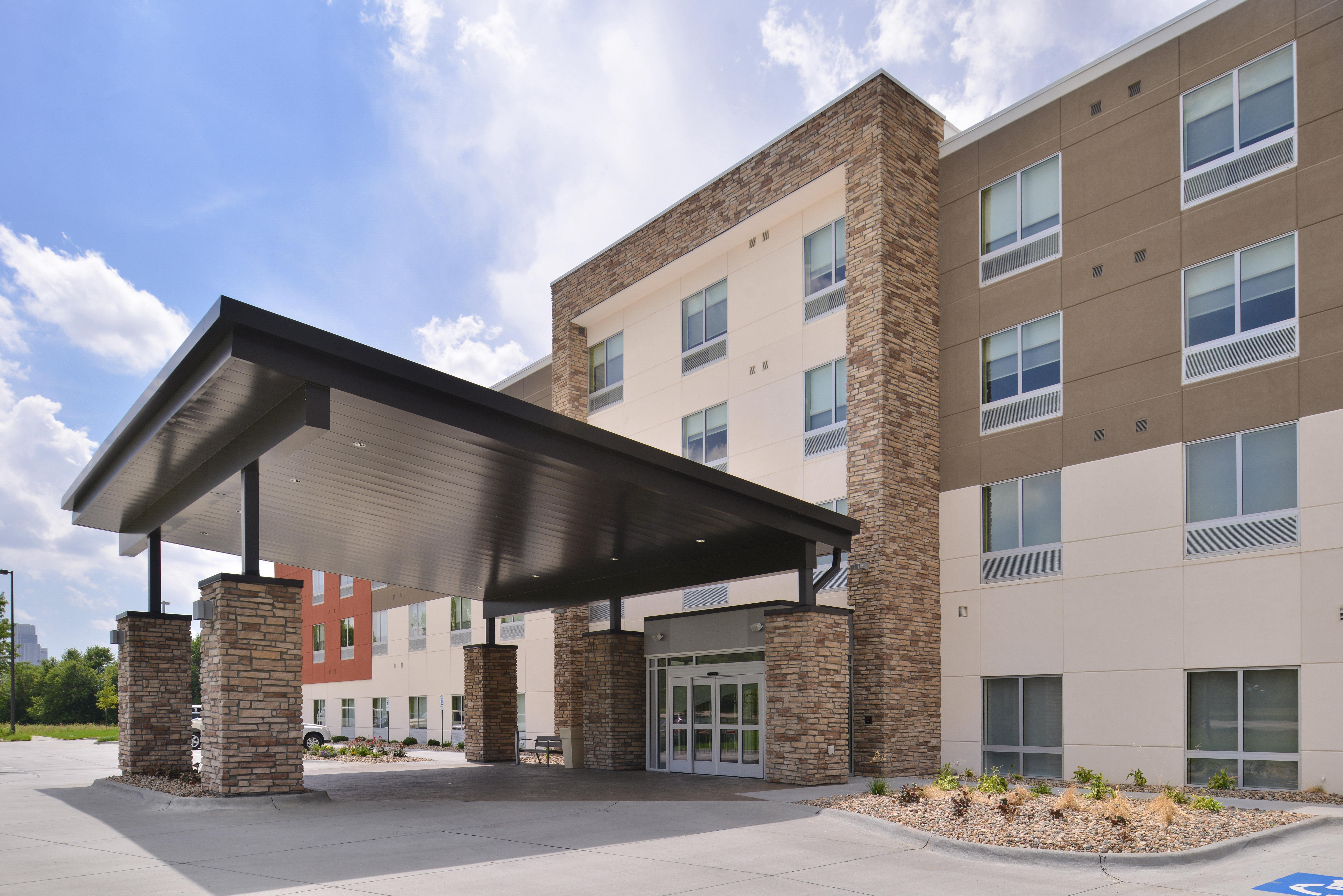 Holiday Inn Express & Suites Omaha Airport By Ihg Carter Lake Екстер'єр фото