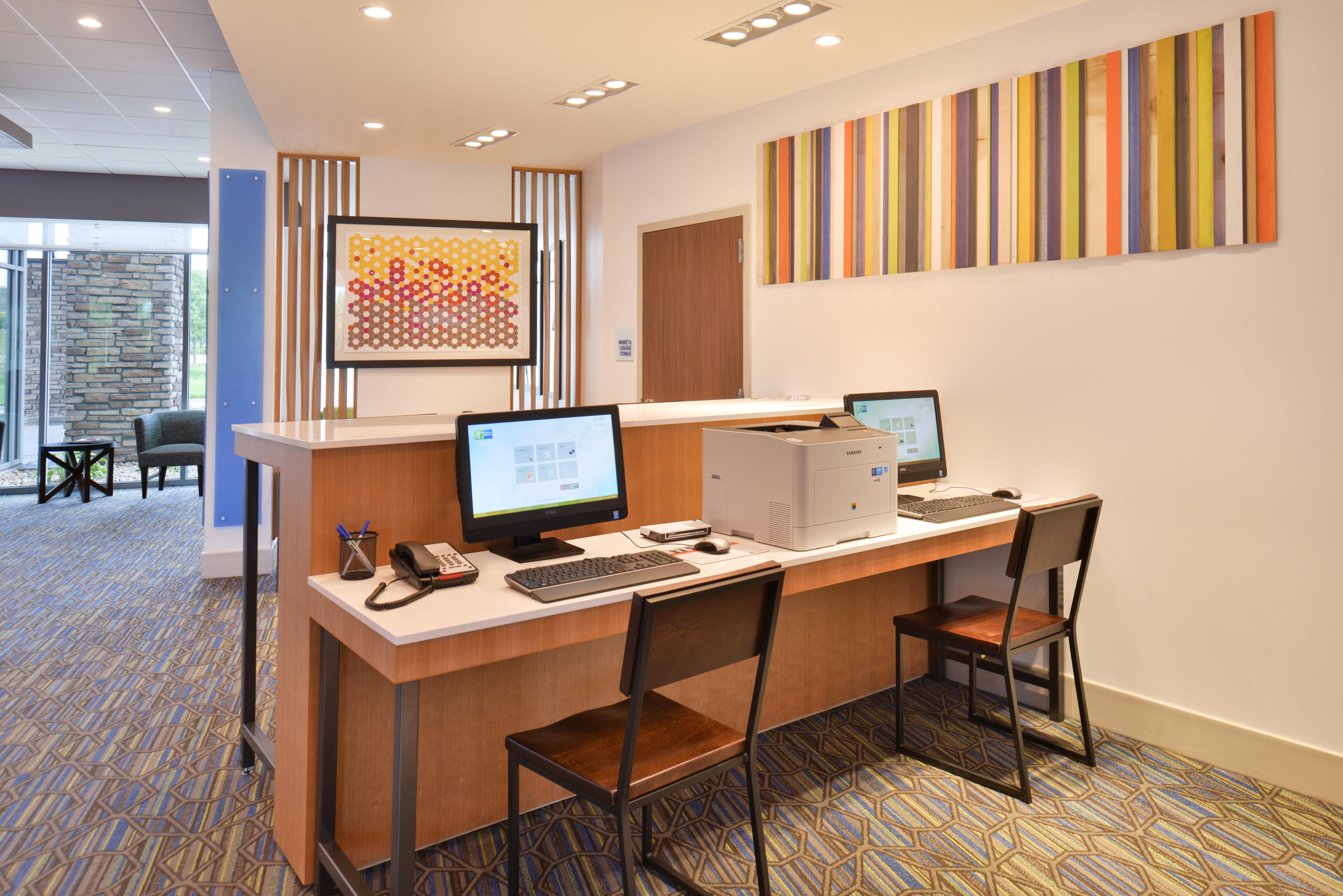 Holiday Inn Express & Suites Omaha Airport By Ihg Carter Lake Екстер'єр фото