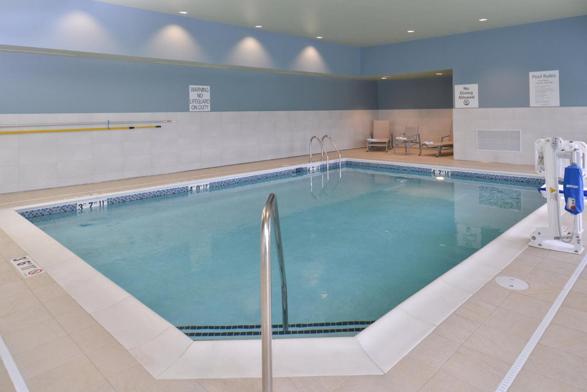 Holiday Inn Express & Suites Omaha Airport By Ihg Carter Lake Екстер'єр фото