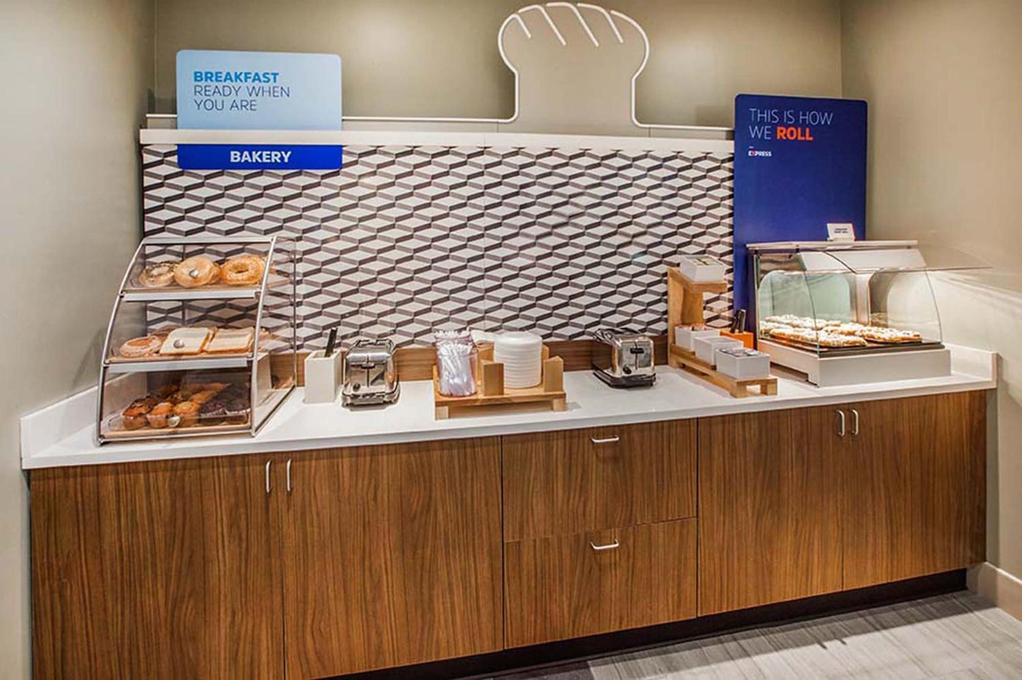 Holiday Inn Express & Suites Omaha Airport By Ihg Carter Lake Екстер'єр фото