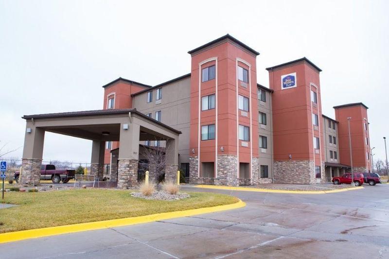 Holiday Inn Express & Suites Omaha Airport By Ihg Carter Lake Екстер'єр фото